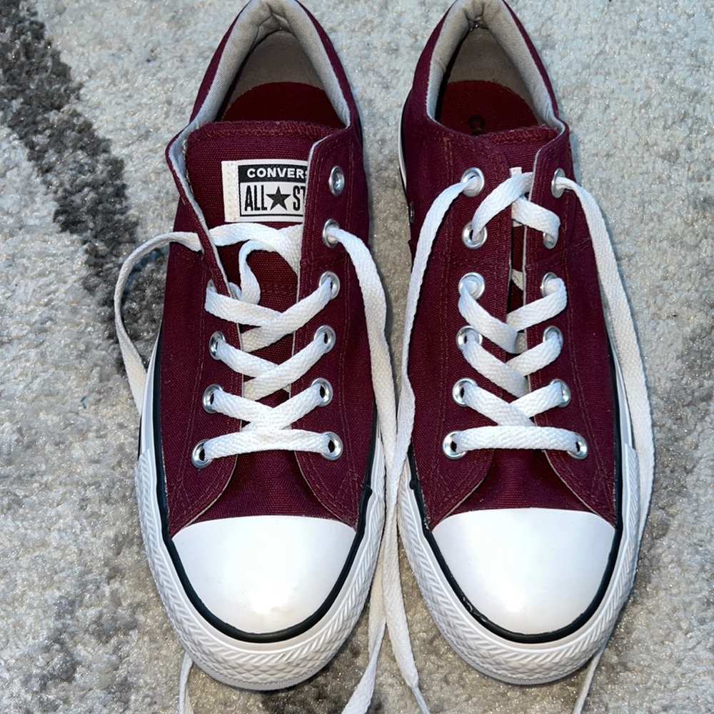 Converse Chuck Taylor Women’s Size 9 Maroon Low Top